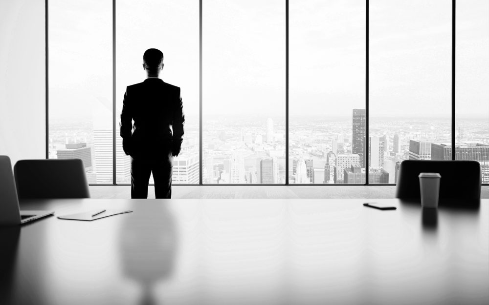 Businessman im Büro vor einem Fenster