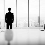 Businessman im Büro vor einem Fenster